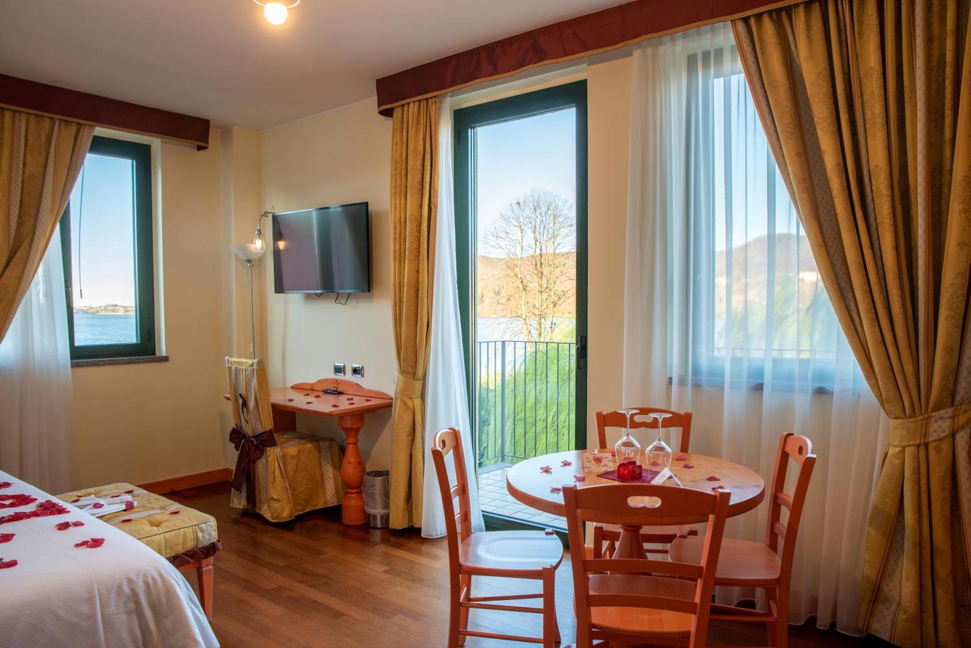 Hotel Residence Montelago Ternate  Екстериор снимка