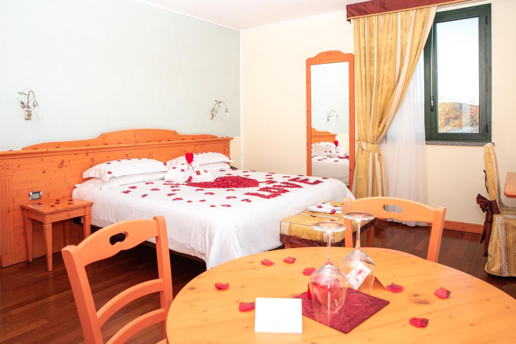 Hotel Residence Montelago Ternate  Екстериор снимка